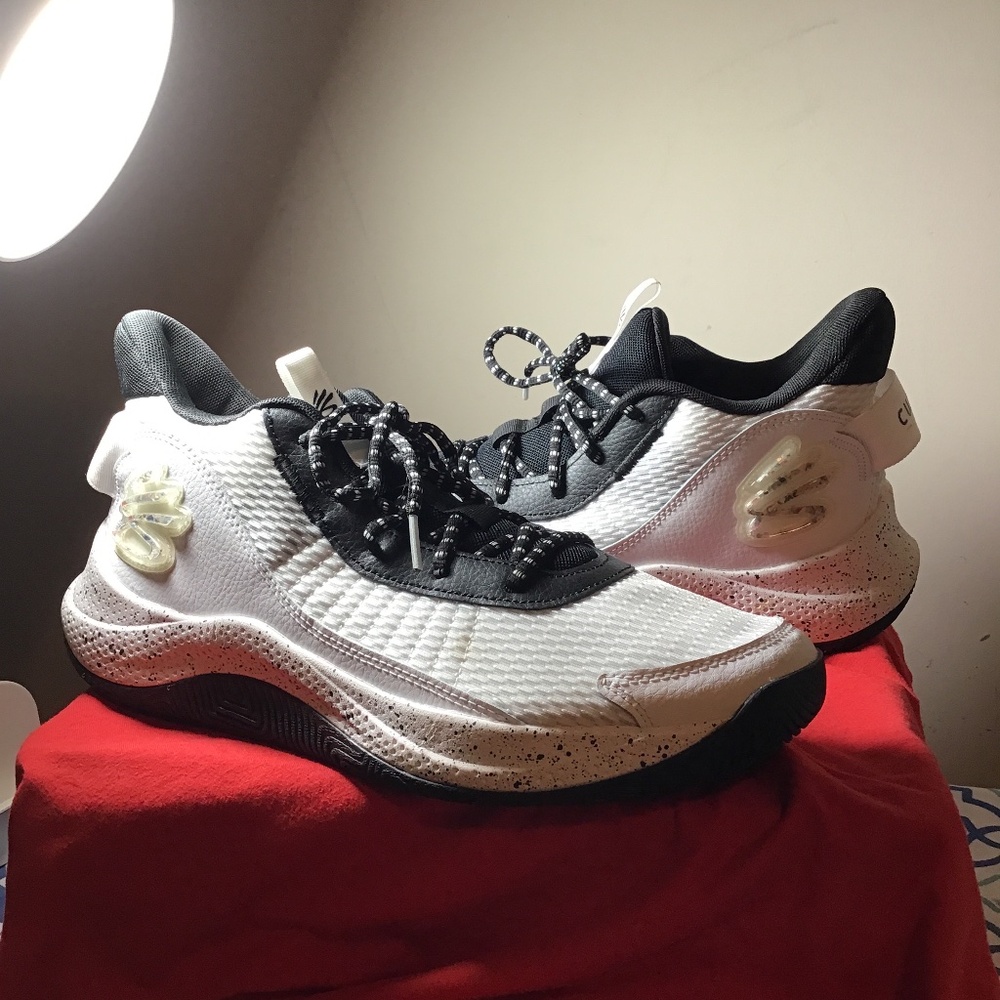 🔥CURRY, by Under Armour, new cond. no box, pics. Size men’s 12, women’s 13.5🔥